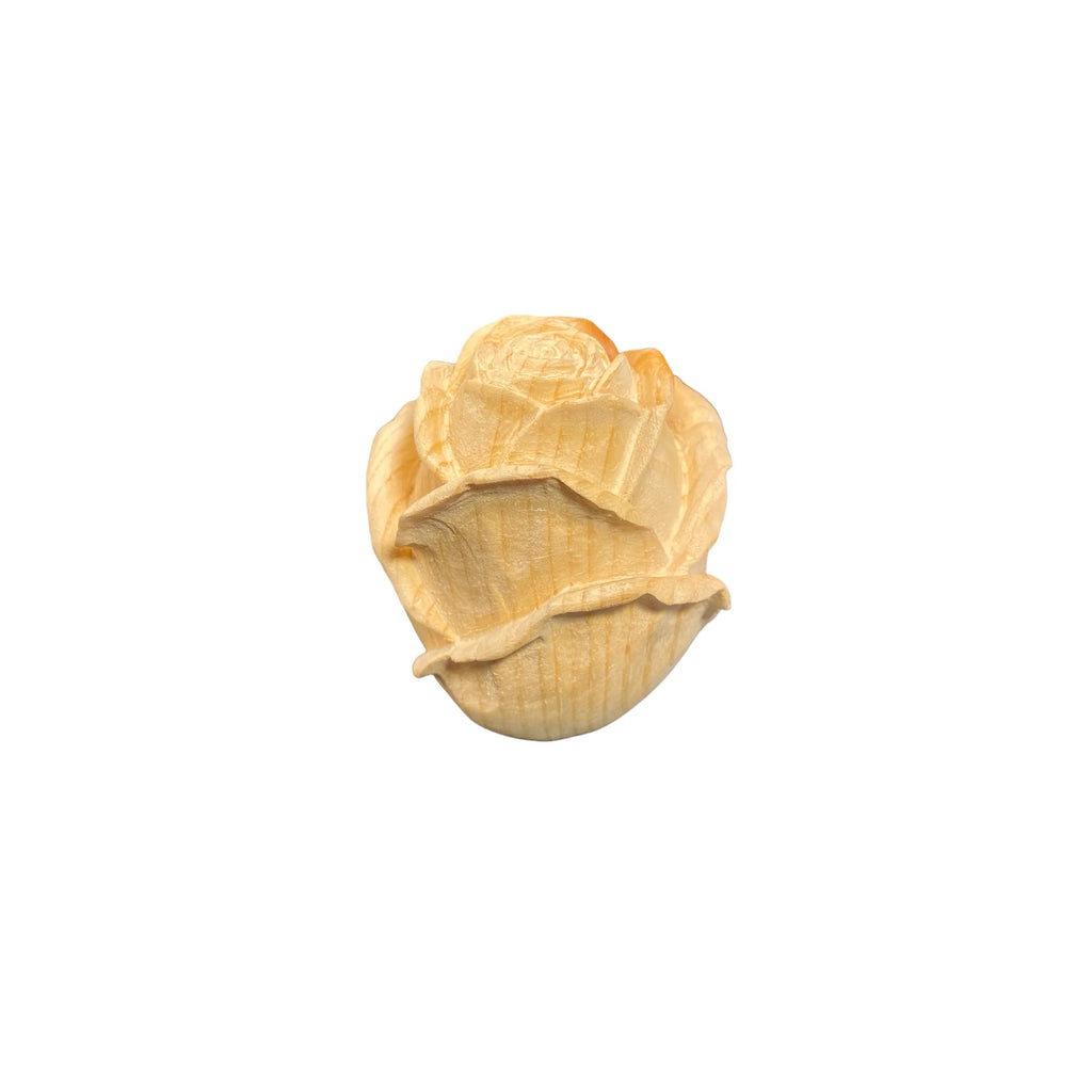 Geschnitzte Rosenblüte aus Arvenholz